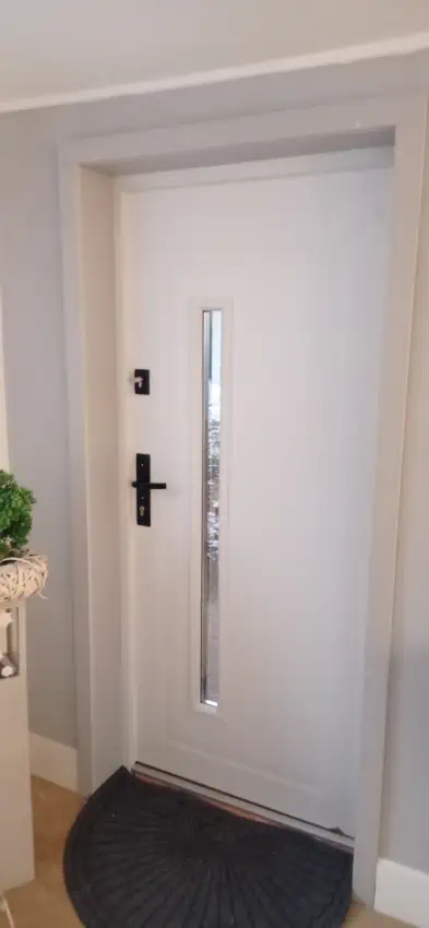 białe drzwi wejściowe do domu